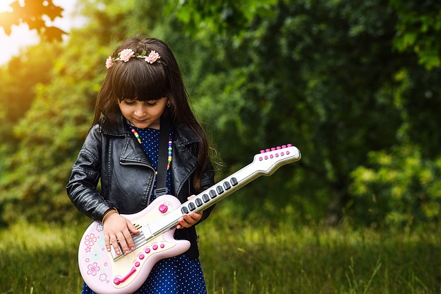 srećno dete - devojčica svira na gitari